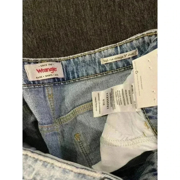 Wrangler Jean Shorts Womens 6 28 High Rise Vintage 3” Light Wash Cut Off Distres - Picture 4 of 7